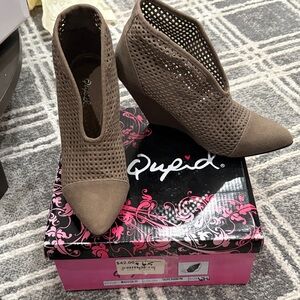 Qupid Women's Taupe Wedge Ankle Shoes